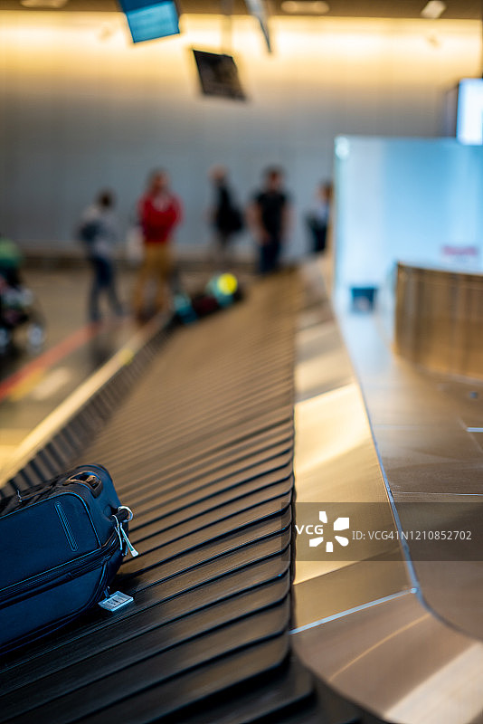 挪威加勒穆恩机场行李传送带上的行李图片素材
