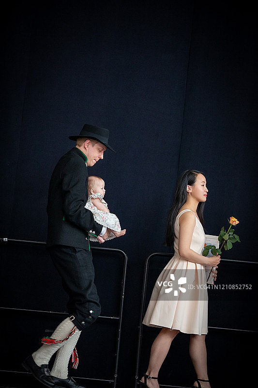 在挪威卑尔根舞台上行走的一家人图片素材