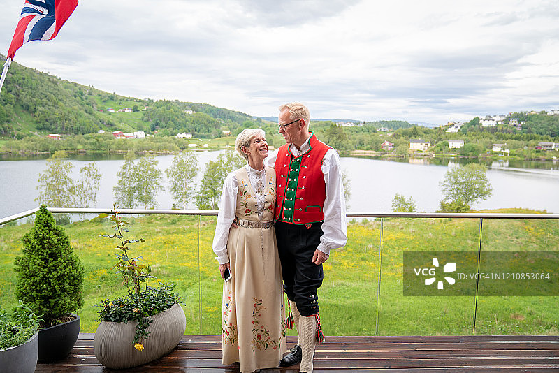 情侣身穿挪威传统服装Bunads图片素材