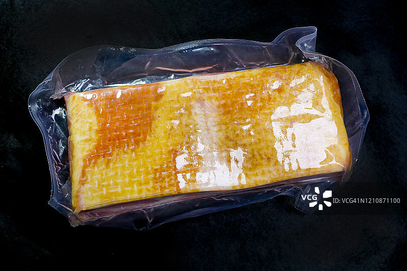 黑色背景上的真空包装培根片图片素材