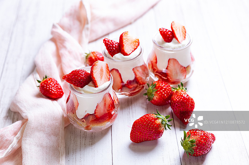 草莓奶油甜点图片素材