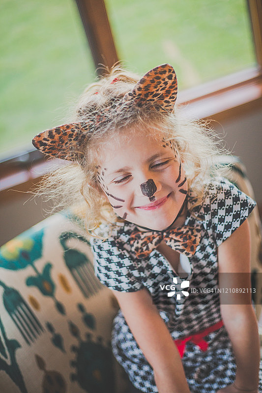 打扮成豹子的快乐女孩图片素材