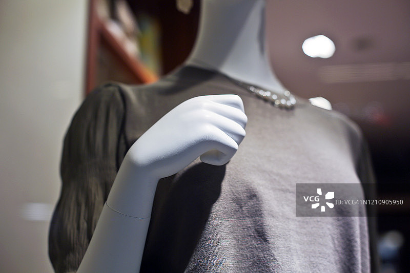 手放在胸前的女性人体模型图片素材