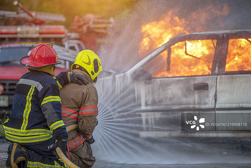 消防员用水扑灭交通事故车辆上的火灾图片素材