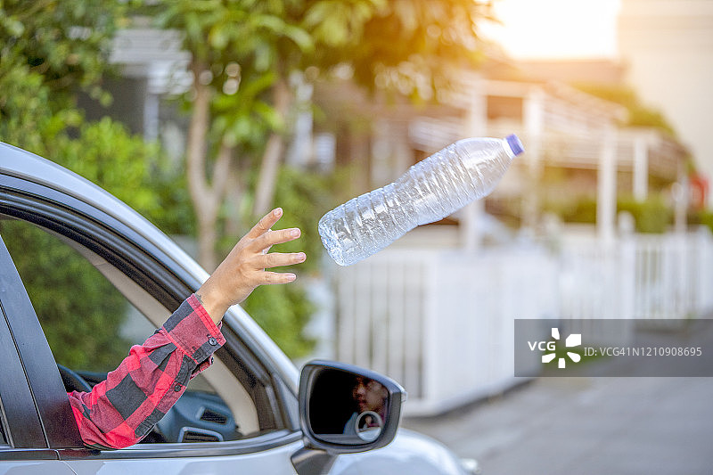 从车内乱扔垃圾，环境污染图片素材