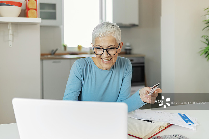 女人进行在线支付图片素材