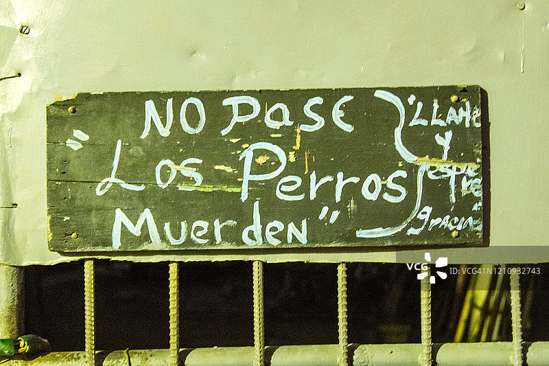 禁止入内，狗咬人标志图片素材