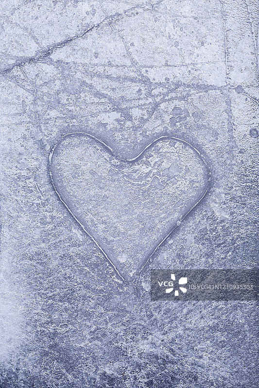 冰冻刮痕中的心形抽象背景图片素材