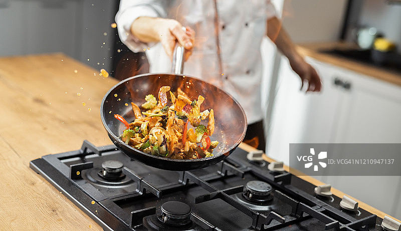专业厨师抛洒食物图片素材