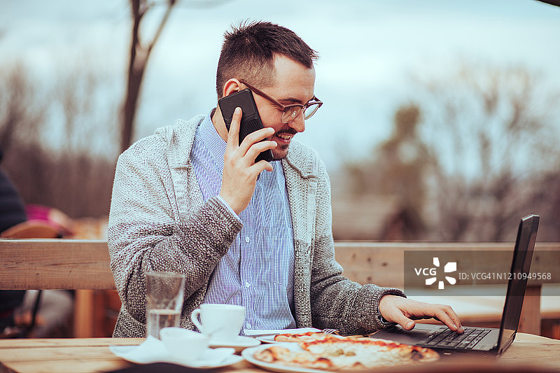 在咖啡馆工作的帅气男人图片素材