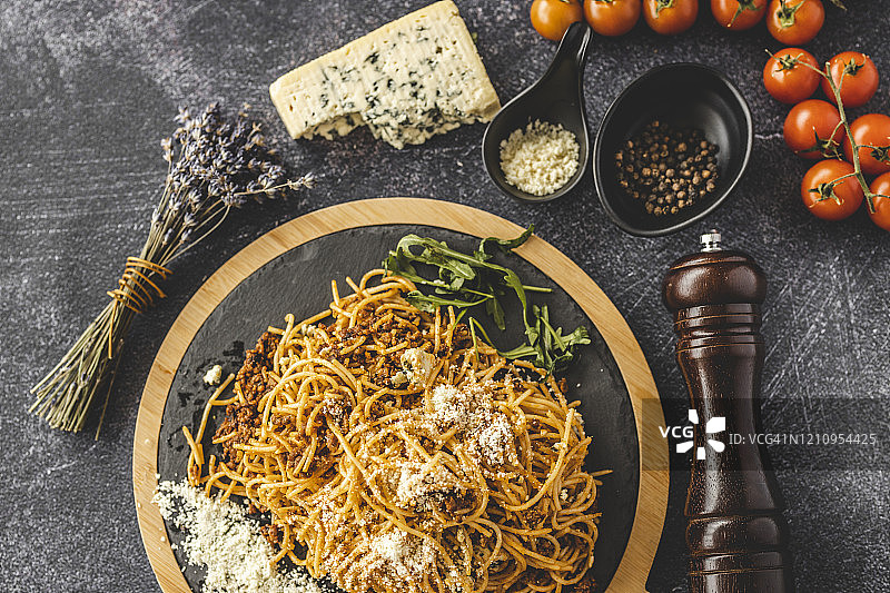 砧板上的奶酪番茄意大利面图片素材