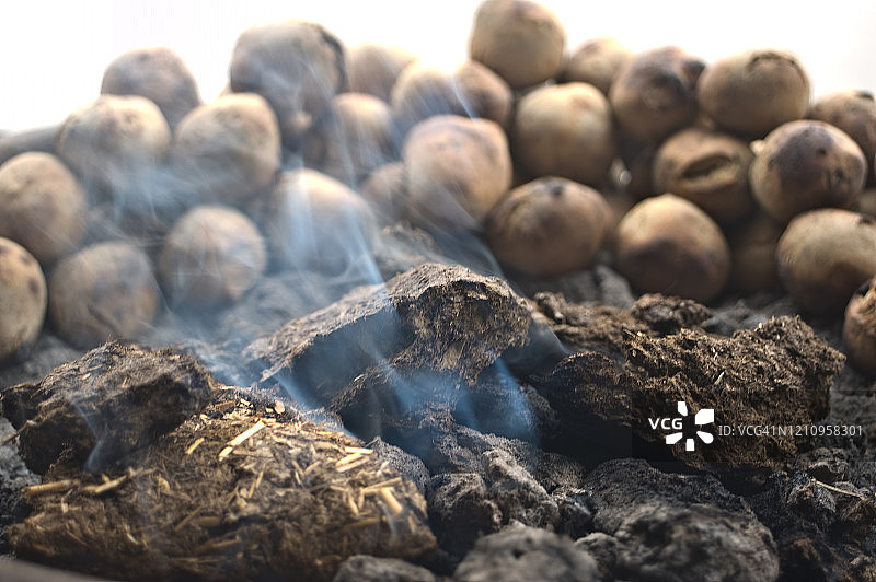 用牛粪烹制的面粉球（印度）图片素材