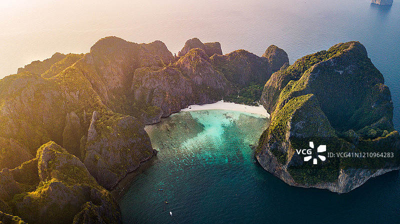 泰国甲米皮皮岛玛雅海滩晨景鸟瞰图片素材