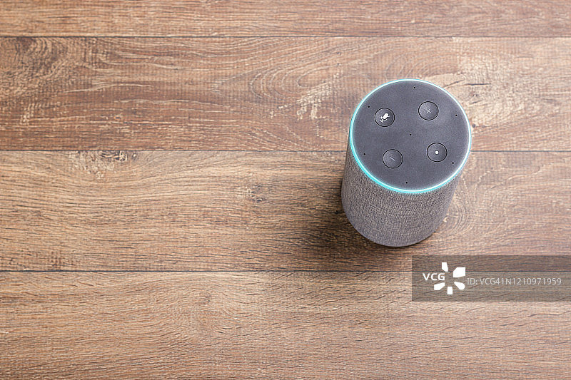 木质背景上的数字助理图片素材