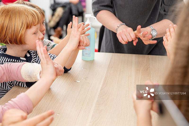 小学里的手部卫生课图片素材