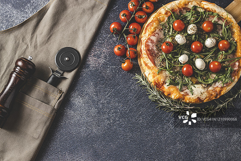 披萨、围裙和披萨刀图片素材