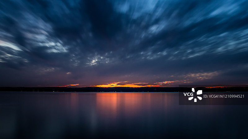 壮丽的长时间曝光水面日落图片素材