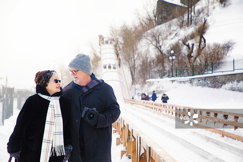 老年夫妇在魁北克市享受冬日图片素材
