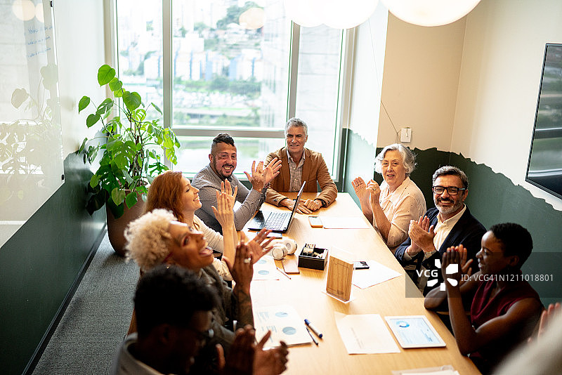 商务人士在商务会议中为演讲鼓掌和庆祝图片素材