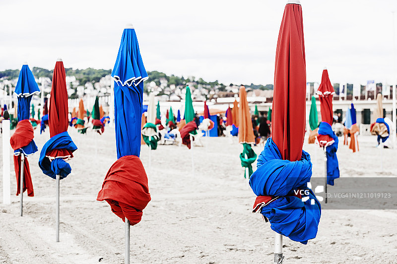 多维尔海滩和沙滩遮阳伞图片素材