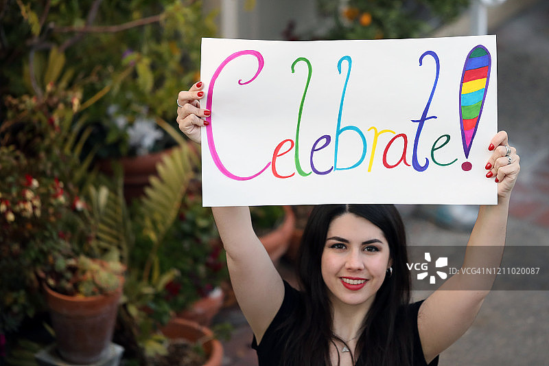 手持标牌庆祝图片素材