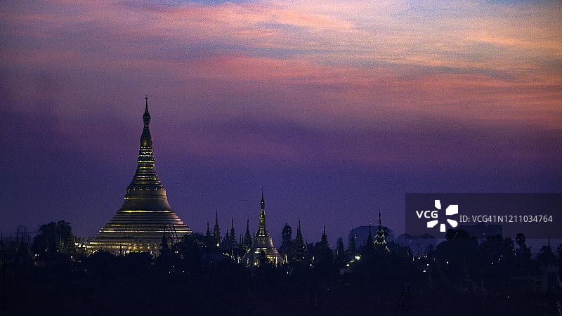 夜晚的仰光大金塔图片素材