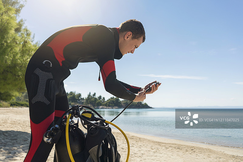 潜水员检查氧气罐压力图片素材