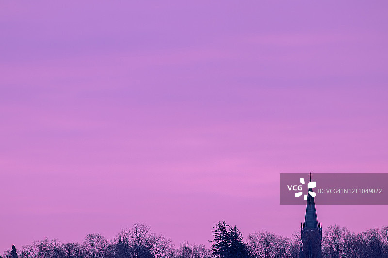 日出时分广阔天空下的教堂尖顶图片素材