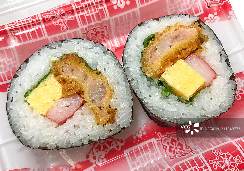 PET盒装炸虾粗卷寿司特写图片素材