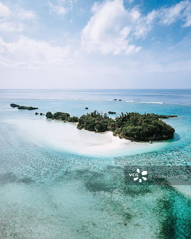日本冲绳珊瑚礁泻湖中的幽静热带岛屿图片素材