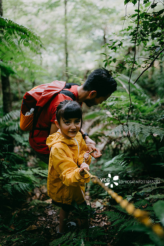 在日本冲绳雨林中攀爬的可爱小女孩图片素材