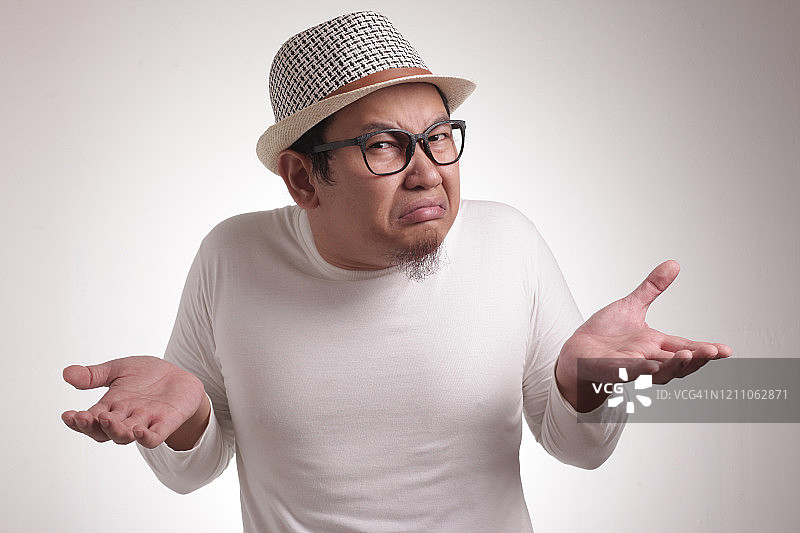 亚洲男人耸肩表示不知道图片素材