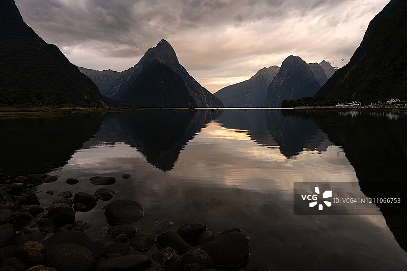 米尔福德海湾。新西兰峡湾国家公园图片素材