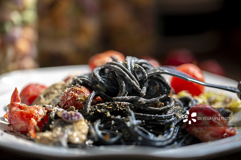 自制早餐：墨鱼汁意面配樱桃番茄奶油酱图片素材