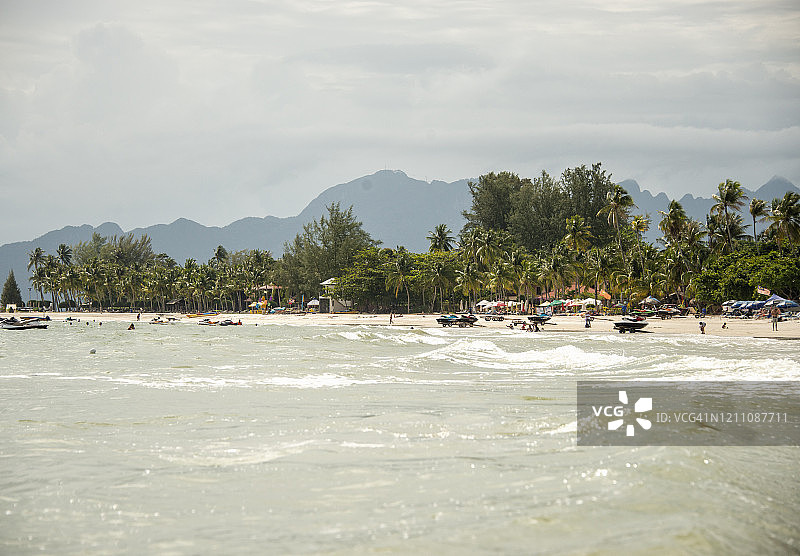 马来西亚兰卡威海滩上的巨浪图片素材
