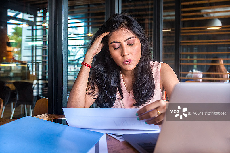 会计在检查公司账目时头痛图片素材