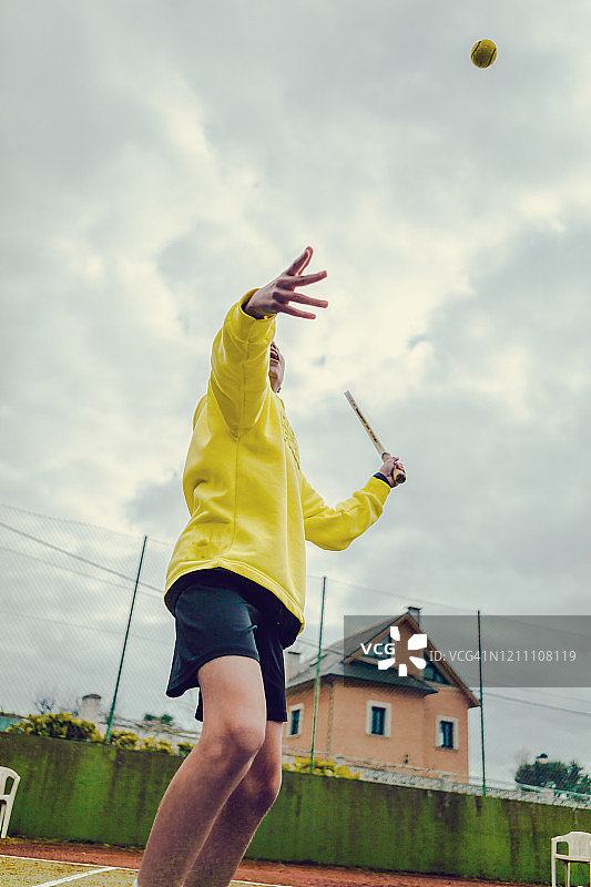 男孩放学后打网球图片素材