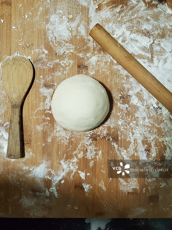 砧板上的擀面杖、面粉皮和面团图片素材