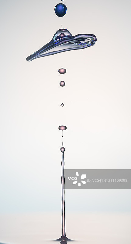 黑色背景下水彩颜料飞溅，创意拍摄图片素材