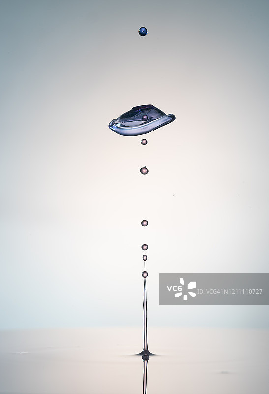 黑色背景下水彩颜料飞溅，创意拍摄图片素材