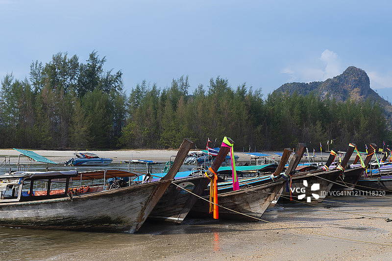 泰国甲米的长尾船图片素材