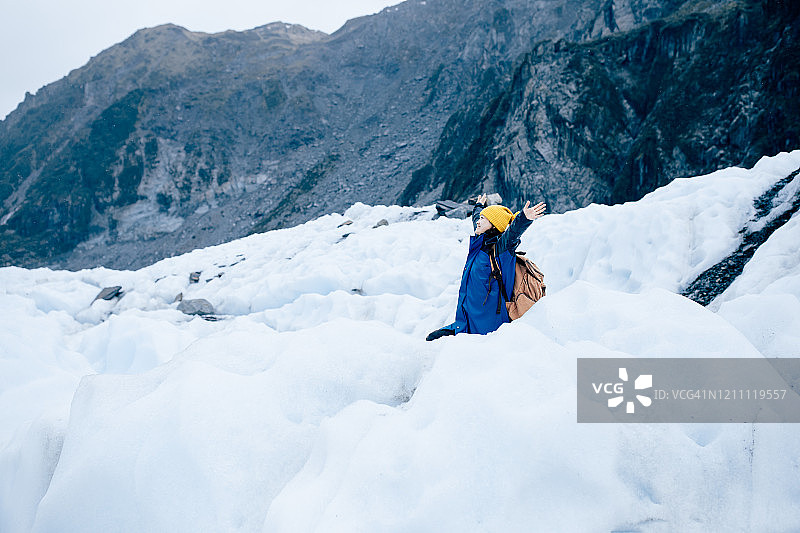 亚洲女性在新西兰福克斯冰川旅行图片素材