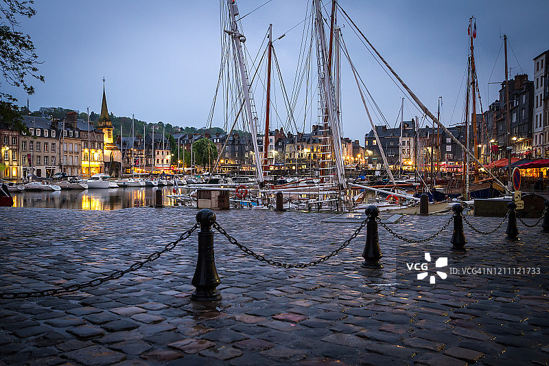 翁弗勒尔港口晚霞中的石堤与游艇图片素材