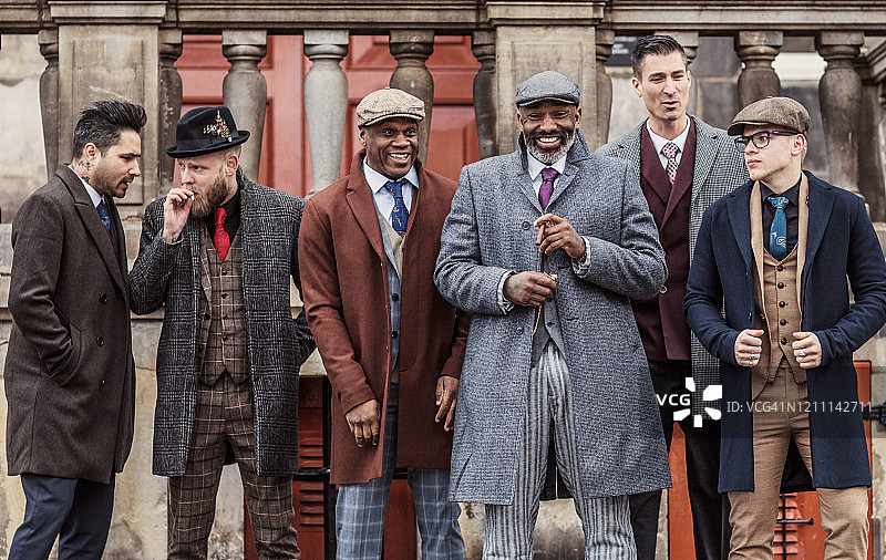 老城里的复古黑帮男士图片素材