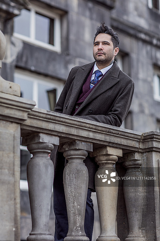 旧城中的复古黑帮男子肖像图片素材