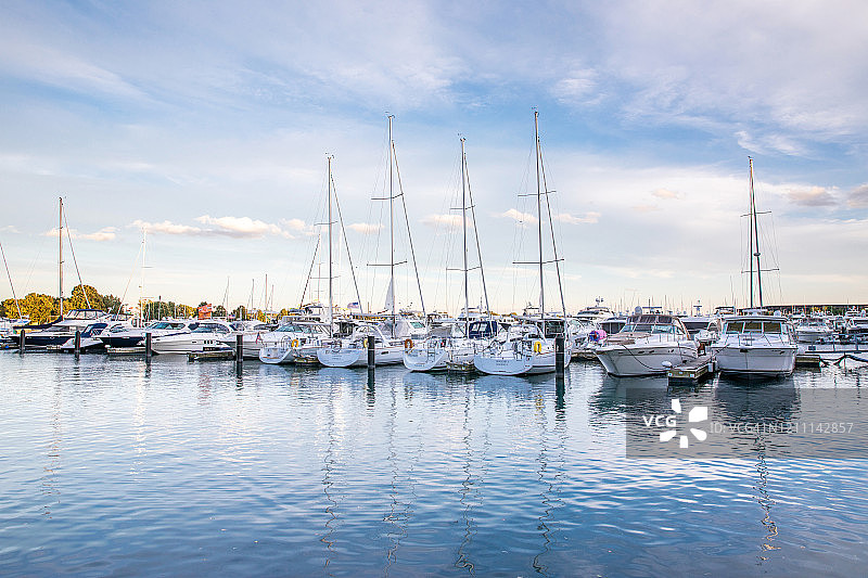 停满游艇的码头图片素材