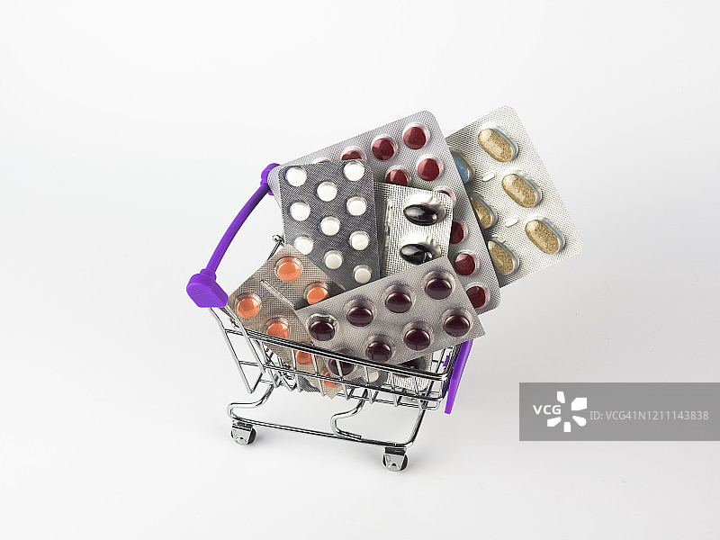 装满药丸的购物车图片素材