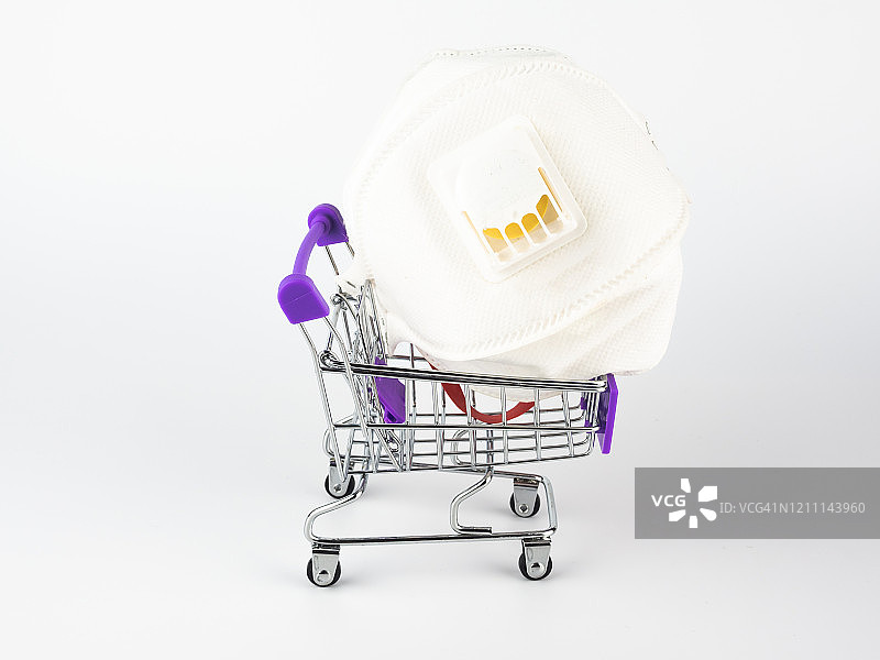 戴防护口罩的购物车图片素材