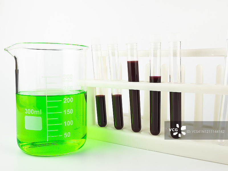 医学实验室中的玻璃器皿和血液样本试管图片素材