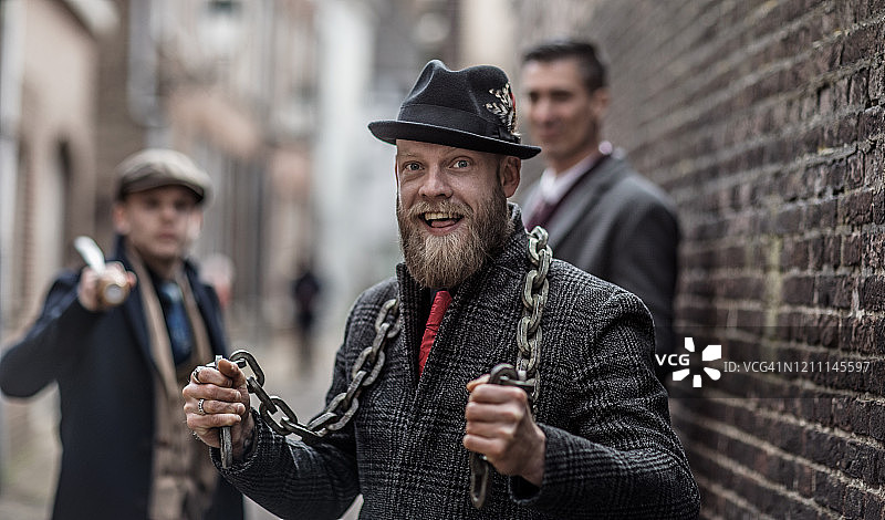 在一座古老城市的小巷里，一群武装的歹徒图片素材